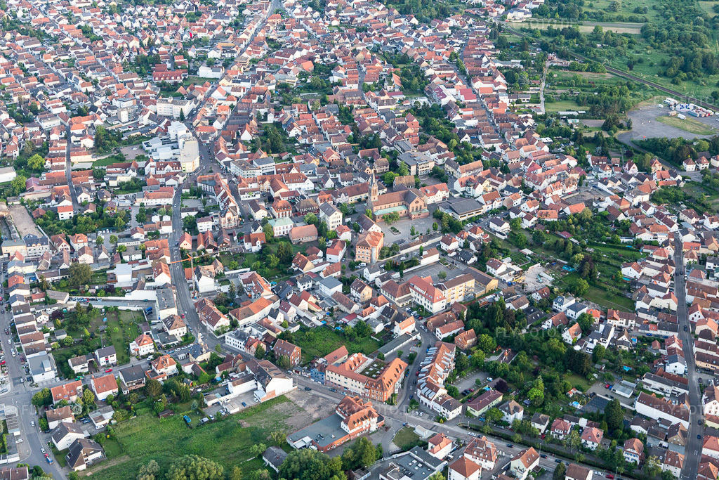 Luftbild: Ortsansicht der Straßen und Häuser der Wohngebiete in Schifferstadt im Bundesland Rheinland-Pfalz in Deutschland. Foto: IMG_107468.jpg vom 25.05.2018 durch Werner Riehm/FLY-FOTO.de