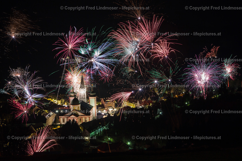 Mariazell Basilika Feuerwerk_kontrast | Fotos und Fotoprodukte - Realisiert mit Pictrs.com