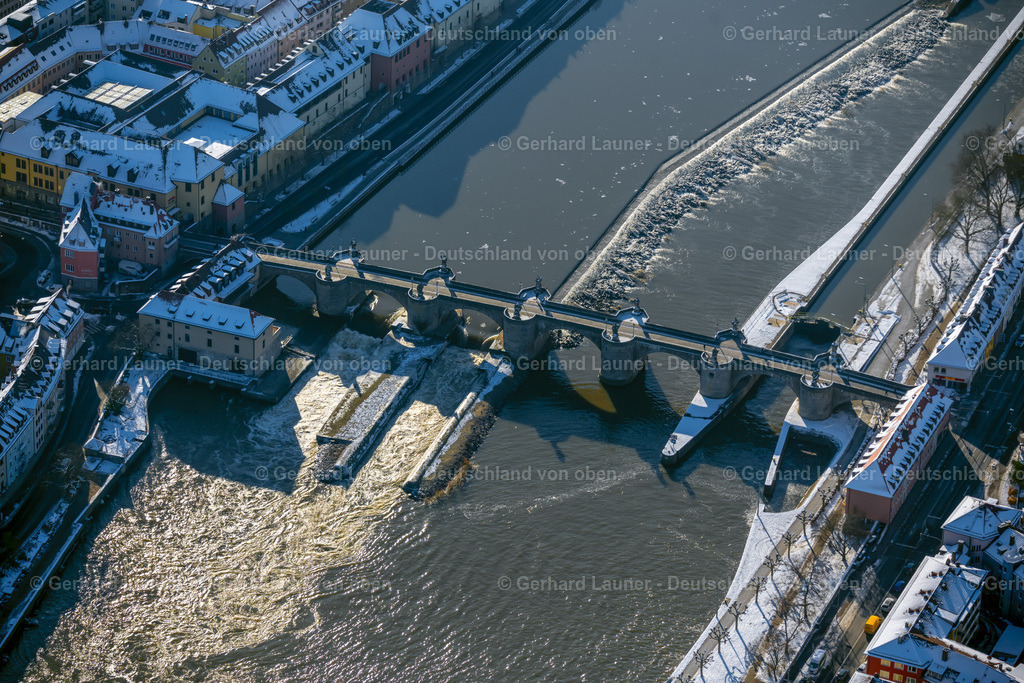 4043214 | WüRZBURG 13.02.2021 Winterlich schneebedeckte Fluß - Brückenbauwerk zur Überquerung " Alte Mainbrücke " im Ortsteil Altstadt in Würzburg im Bundesland Bayern, Deutschland. // Wintry snowy river - bridge construction " Alte Mainbruecke " in the district Altstadt in Wuerzburg in the state Bavaria, Germany. Foto: Gerhard Launer