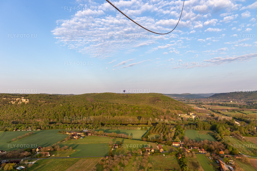 Vue aérienne: Vue de la ville à Vézac dans le département Dordogne, France – .Photo: IMG_113690.jpg prise le 20/04/2019 par Werner Riehm/FLY-FOTO.eu – Résolution de l'original: 5472 x 3648 px