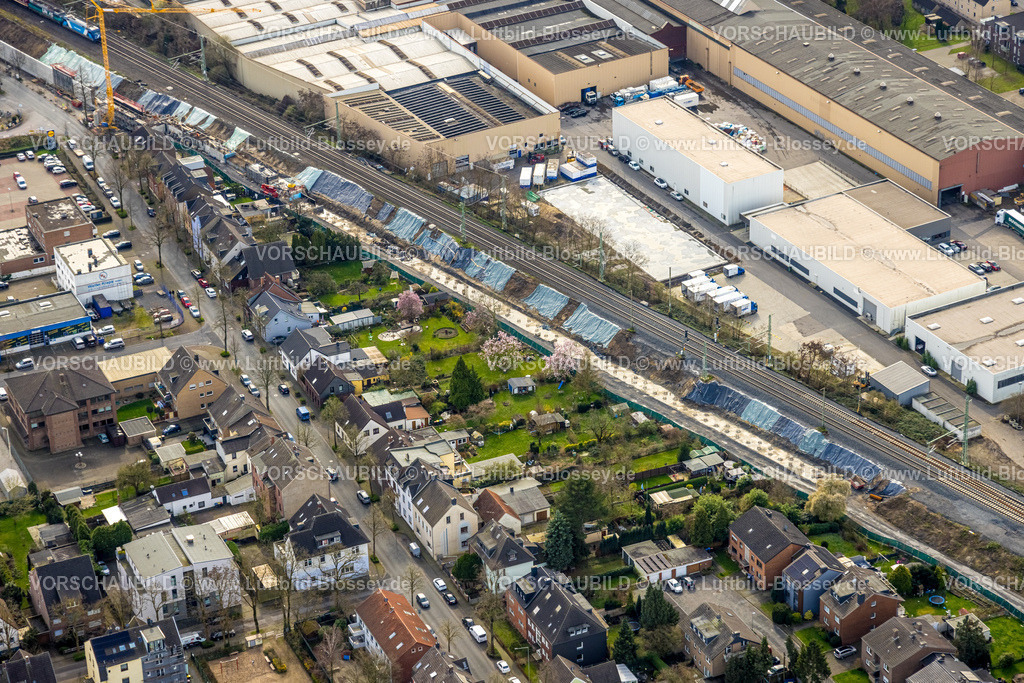 Dinslaken240308891 | Luftbild, Wohngebiet Häuser mit Gärten am Bahndamm entlang der Hedwigstraße, Gartendreieck, Baustelle für Schallschutzwände, Ausbau der Betuweroute und Betuwe-Linie Eisenbahnstrecke, Güterzug, Bruch, Dinslaken, Nordrhein-Westfalen, Deutschland