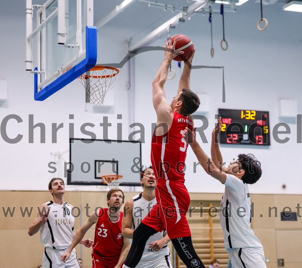 2025-12-06_059_TSV_Vaterstetten_gegen_MTV_1879_Muenchen | Vaterstetten, Deutschland, 06.12.2025:Basketball, 2. Regionalliga Süd 2025 / 2026, 9. Spieltag, TSV Vaterstetten gegen MTV 1879 München, Endergebnis: 58:83Julius Christoph Haag (MTV 1879 München, #3), Altay Öztürk (TSV Vaterstetten, #4)Foto: Christian Riedel / fotografie-riedel.net