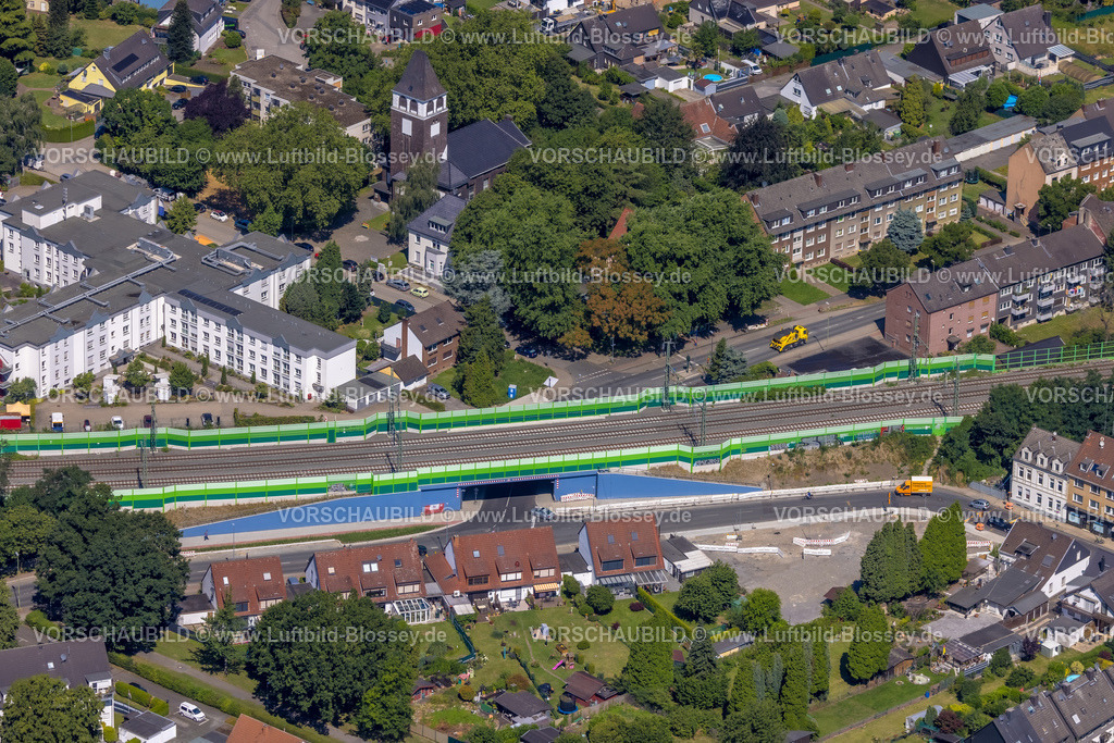 Essen230702667 | Luftbild, Grüne Schallschutzwand an Bahnlinie, am Martin-Luther-Quartier, Baustelle an der Haus-Horl-Straße, Prosperstraße, Dellwig, Essen, Ruhrgebiet, Nordrhein-Westfalen, Deutschland