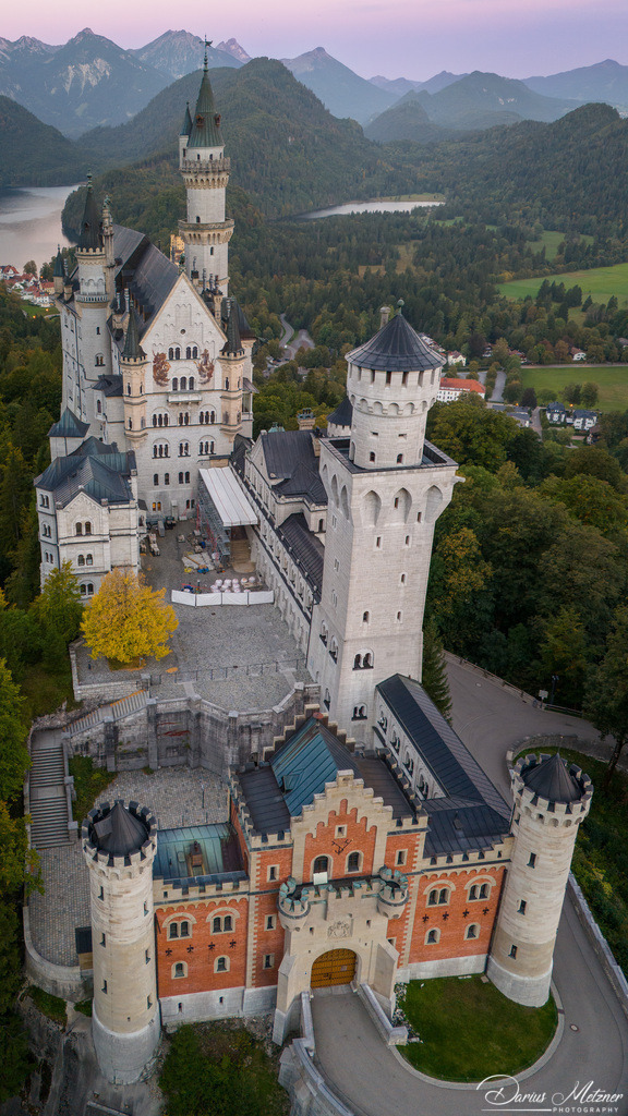 Das Schloss Neuschwanstein | Das Schloss Neuschwanstein steht oberhalb von Hohenschwangau bei Füssen im südöstlichen bayerischen Allgäu