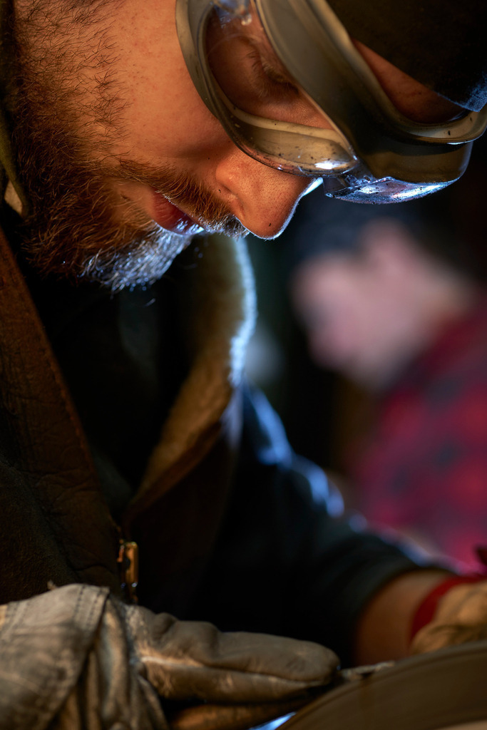 Porträt eines Mitarbeiters beim schleifen | Wien, Austria - December 03, 2018: Messerkönig; Porträt eines Mitarbeiters beim schleifen - Realisiert mit Pictrs.com