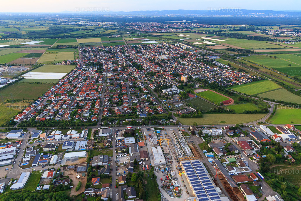 Luftbild: Ortsansicht aus Süden in Neulußheim im Bundesland Baden-Württemberg in Deutschland. Foto: IMG_107487.jpg vom 25.05.2018 durch Werner Riehm/FLY-FOTO.de