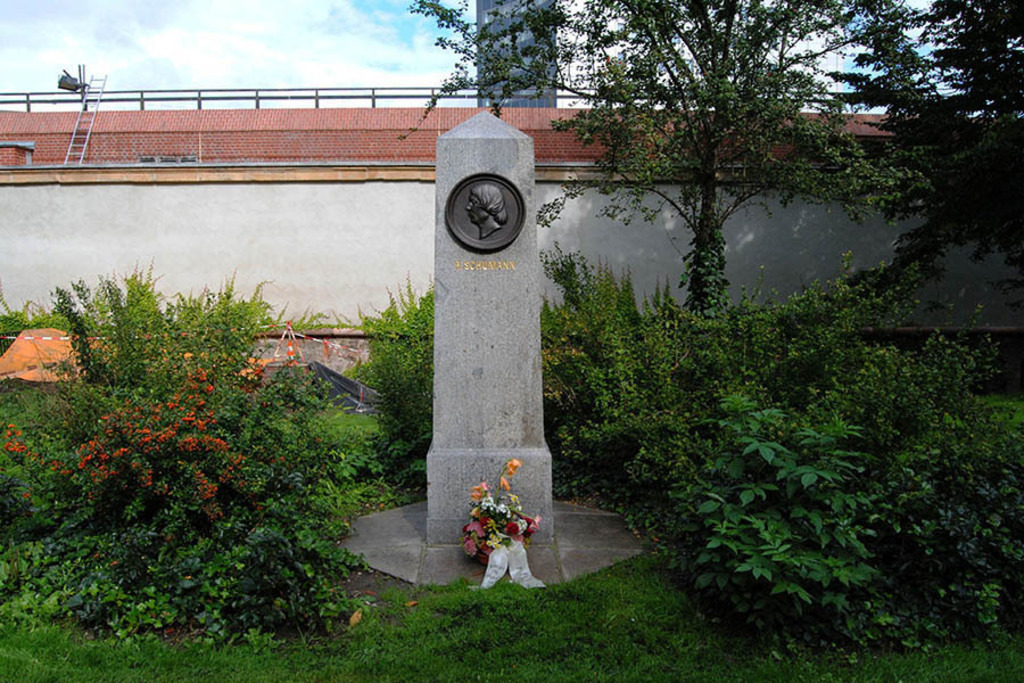 Robert-Schumann-Denkmal - Schumann-Festwoche (17.9.2010) | Entdecke über 20 Kategorien Leipzig-Motive: Foto-Downloads, hochwertige Poster, Leinwand- & Fine-Art-Prints. Jetzt Lieblingsfoto im Bildlexikon Leipzig Shop bestellen!