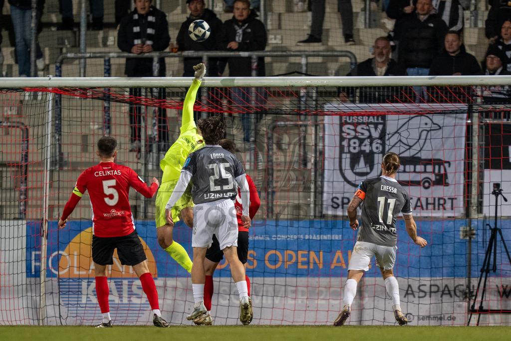 SG Sonnenhof Grossaspach vs. SSV Ulm 1846 Fussball, Fussball, WFV-Pokal, Viertelfinale, 01.04.2026 | Maximilian Reule (SG Sonnenhof Grossaspach, #01) pariert ein Abschluss,SG Sonnenhof Grossaspach vs. SSV Ulm 1846 Fussball, Fussball, WFV-Pokal, Viertelfinale, 01.04.2026