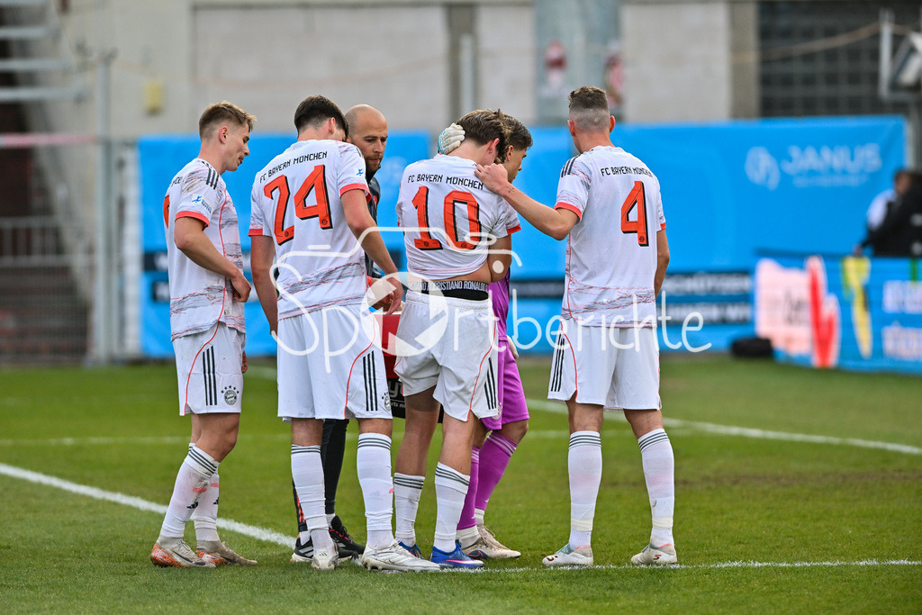 FC Würzburger Kickers - FC Bayern Amateure | WÜRZBURG, DEUTSCHLAND - 10. APRIL: der verletzte Guido DELLA ROVERE (FC Bayern München II 10) muss vom Platz geführt werden während dem Match zwischen dem FC Würzburger Kickers und den Amateuren des FC Bayern München am 28. Spieltag der Regionalliga Bayern in der AKON Arena