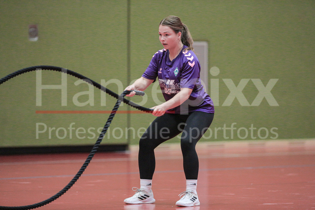 Handball, 2. Bundesliga Frauen, Training SV Werder Bremen | v.li.: Madita Probst (SV Werder Bremen, 10) bei einer Übung, Trainingsübung