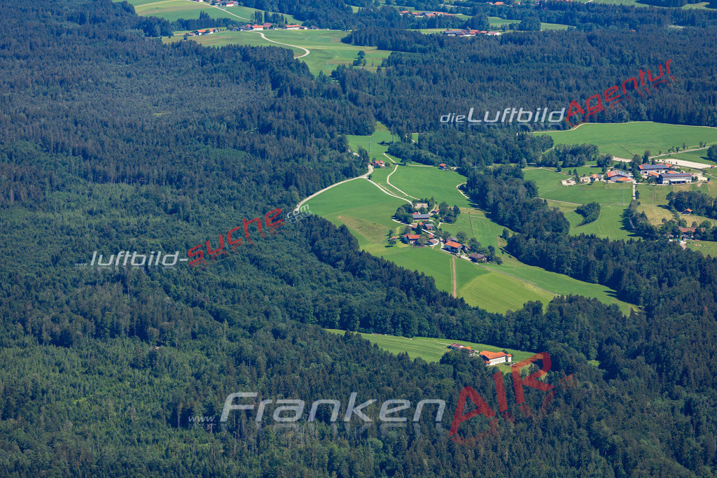 Aktuelles Luftbild von  Traunstein - Die Luftaufnahme wurde 2022 mittels UL-Flugzeug erstellt ( keine Drohne ) - hochauflösende Kamera-Systeme von  Canon -Beste Qualität - Für grossformatige Ausdrucke geeignet. Die Geschenkidee !