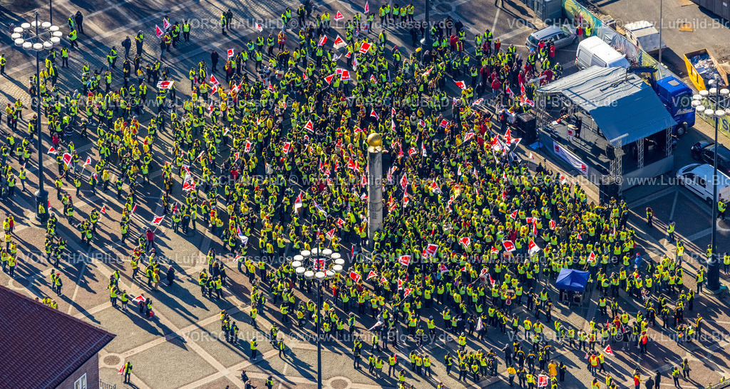 Dortmund230200354 | Luftbild der zentralen Poststreik-Kundgebung in Dortmund auf dem Friedensplatz vor dem Dormunder Rathaus. Rund 3.500  Beschäftigte aus Verteilzentren in ganz NRW demonstrieren am Dienstag in der Dortmunder city. Poststreik, VERDI, Kundgebung, City, Dortmund, Ruhrgebiet, Nordrhein-Westfalen, Deutschland