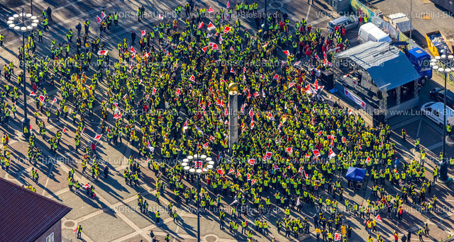 Dortmund230200354 | Luftbild der zentralen Poststreik-Kundgebung in Dortmund auf dem Friedensplatz vor dem Dormunder Rathaus. Rund 3.500  Beschäftigte aus Verteilzentren in ganz NRW demonstrieren am Dienstag in der Dortmunder city. Poststreik, VERDI, Kundgebung, City, Dortmund, Ruhrgebiet, Nordrhein-Westfalen, Deutschland