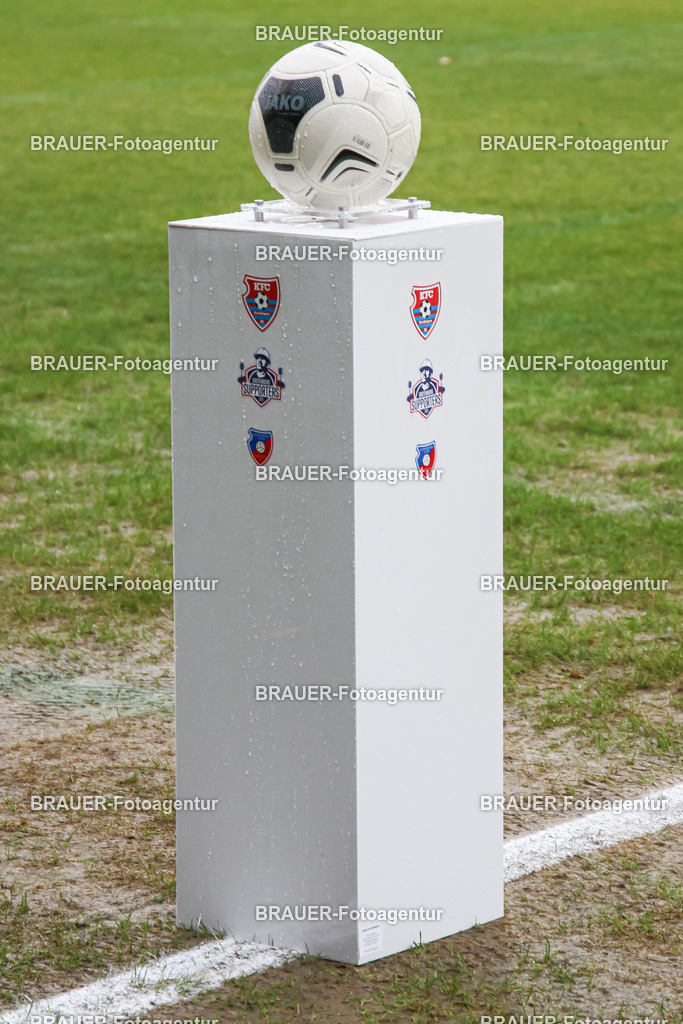 15.11.2025 KFC Uerdingen - SPVG Schonnebeck | Krefeld, Deutschland, 15.11.2025: Der Spielball in der Krefelder Grotenburg           (KFC Uerdingen) vor dem Oberliga Niederrhein Spiel zwischen KFC Uerdingen  - Spvg Essen Schonnebeck am 15.11. 2025 im Krefelder Grotenburg - Stadion in Krefeld, Deutschland. (Foto Ralph Görtz / Brauer-Fotoagentur)
