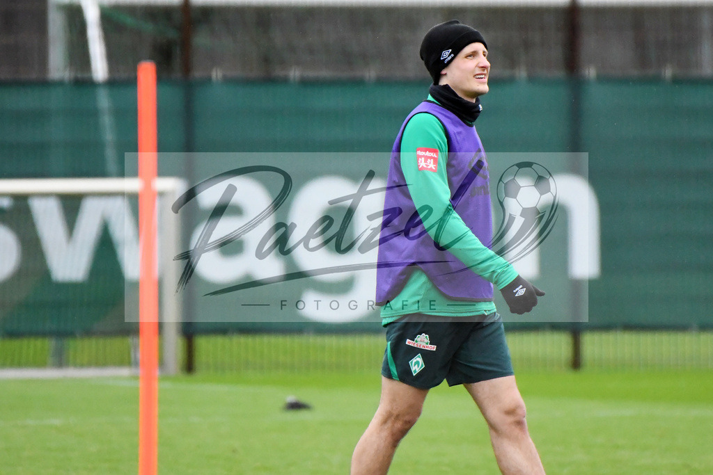 20200129_TRASVW_0050 | Fußball, Herren: Maximilian Eggestein (SV Werder Bremen) schaut beim Training des SV Werder Bremen am 29.01.2020 im wohninvest Weserstadion in Bremen, Deutschland.(Foto von Nico Paetzel) - Realisiert mit Pictrs.com