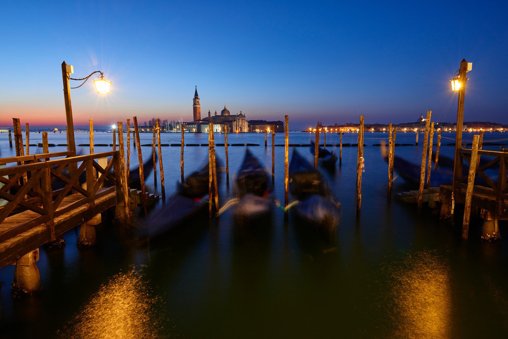 Gondeln und Kirche San Giorgio Maggiore | Venedig, Italien - December 07, 2016: Gondeln und Kirche San Giorgio Maggiore im Morgenlicht. - Realisiert mit Pictrs.com