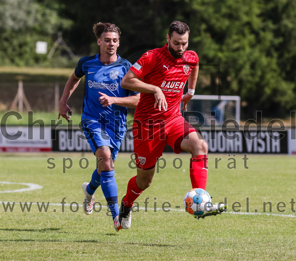 2023-07-08_041_FC_Langengeisling_gegen_TSV_Buchbach | Erding, Deutschland, 08.07.2023:
Fußball, Bezirksliga Oberbayern Ost 2023 / 2024, Testspiel, FC Langengeisling gegen TSV Buchbach, Endergebnis: 0:6

Maximilian Birnbeck (FC Langengeisling, #27), Philipp Walter (TSV Buchbach, #6)

Foto: Christian Riedel / fotografie-riedel.net