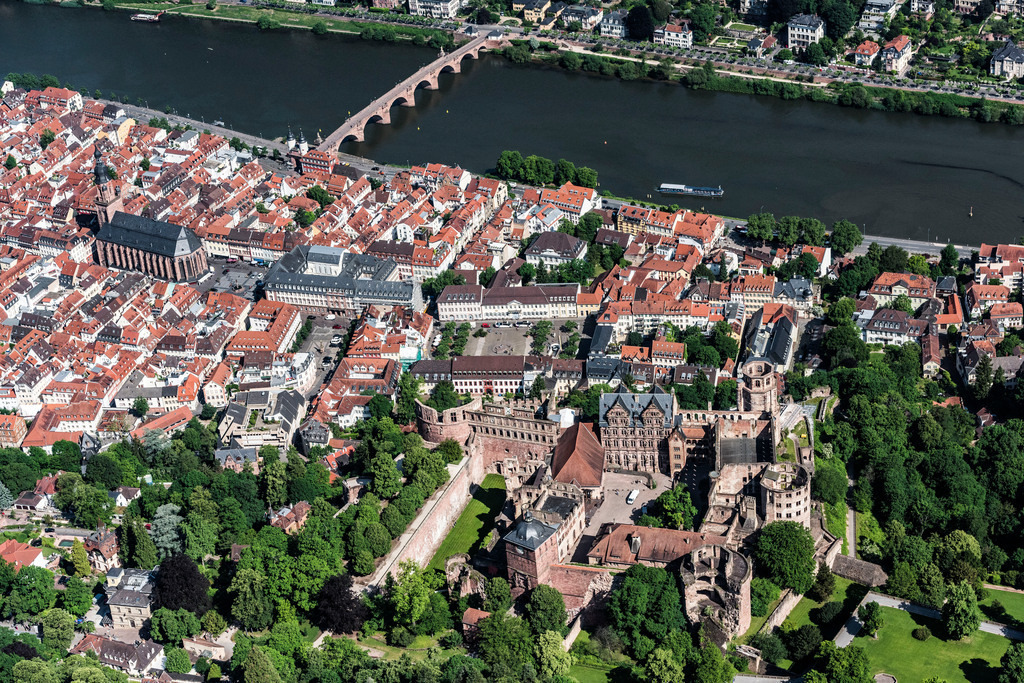 dr__0018050.jpg | HEIDELBERG 01.06.2017 Altstadtbereich und Innenstadtzentrum  am Flussufer des Neckar in Heidelberg im Bundesland Baden-Württemberg, Deutschland. // Old Town area and city center on Flussufer of Neckar in Heidelberg in the state Baden-Wuerttemberg, Germany. Foto: Daniel Reiter