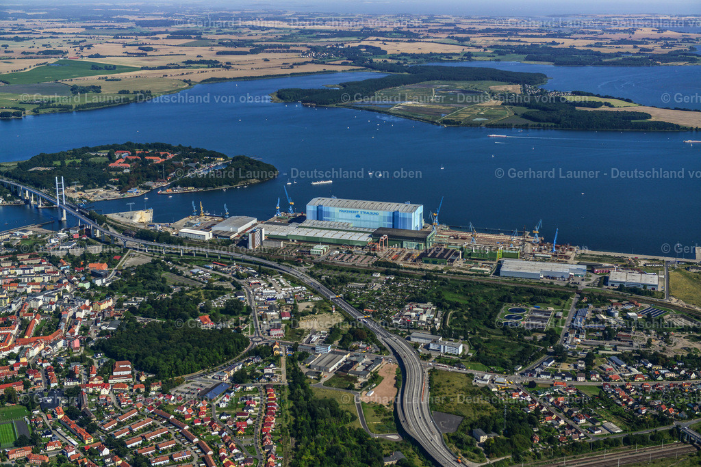 3638112 | STRALSUND 25.08.2016 Werftgelände der Schiffswerft am Strelasund Ufer im Ortsteil Dänholm in Stralsund im Bundesland Mecklenburg-Vorpommern. Die ehemalige " Volkswerft Stralsund " wird nun geführt von der MV WERFTEN Wismar GmbH . Weiterführende Informationen bei: MV WERFTEN. // Shipyard area of the dockyard in the Strelasund shore in the district Daenholm in Stralsund in the federal state Mecklenburg-West Pomerania. Further information at: MV WERFTEN. Foto: Gerhard Launer
