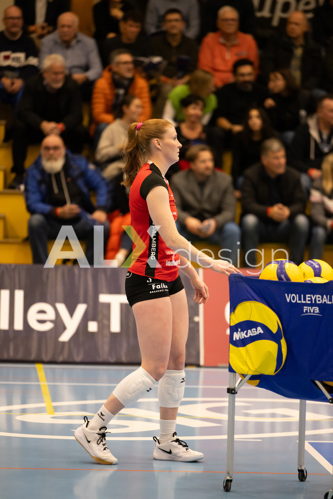 Volleyball I Frauen I Saison 2025-2026 I CEV Volleyball Challenge Cup 2026 | Women I 16th Finals I VC Kanti Schaffhausen - TJ Ostrava I 03.12.2025 | VC Kanti Schaffhausen - 3 Sydney Cole (USA) – Pass / Zuspiel - Realisiert mit Pictrs.com