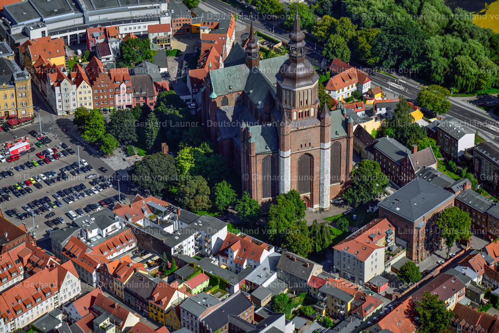 3638154 | STRALSUND 25.08.2016 Kirchengebäude " Marienkirche " im Altstadt- Zentrum der Innenstadt in Stralsund im Bundesland Mecklenburg-Vorpommern, Deutschland. Weiterführende Informationen bei: Stiftung Kulturkirche St. Jakobi Stralsund. // church building in " Kulturkirche St. Jacobi " Old Town- center of downtown in Stralsund in the state Mecklenburg - Western Pomerania, Germany. Further information at: Stiftung Kulturkirche St. Jakobi Stralsund. Foto: Gerhard Launer