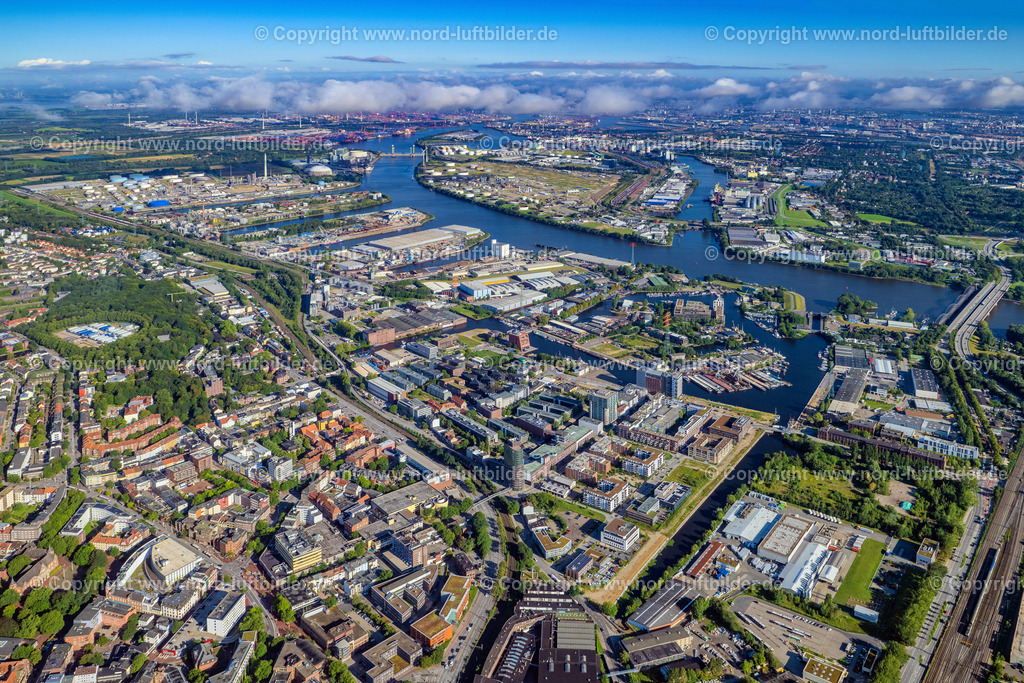 Hamburg_Harburg_Gewerbegebiet_ELS_4590280823 | HAMBURG 05.08.2023 Kaianlagen und Schiffs- Anlegestellen an den Hafenbecken von Seehafen 1 bis 4 an der Süderelbe im Ortsteil Harburg in Hamburg, Deutschland. // Quays and boat moorings at the port of the inland port Seehafen 1 to 4 on the southern Elbe in the district Harburg in Hamburg, Germany. Foto: Martin Elsen