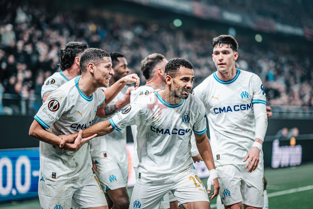 Fußball | Herren | Saison 2023/2024 | Play-Offs Europa League | FC Shakhtar Donetsk (UKR) vs. Olympique Marseille (FRA) | 15.02.2024 | Torschütze Iliman Ndiaye (#29, Olympique Marseille) wird von seinem Team umjubelt