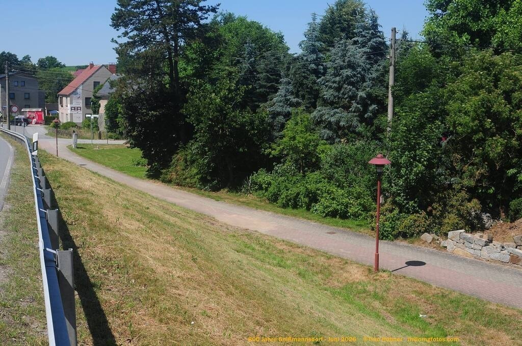 Geißmannsdorf-2026-Ortsbilder-533 | Geißmannsdorf bei Bischofswerda im Sommer 2026. Ein fotografischer Streifzug durch das Dorf Geißmannsdorf, mit Gebäuden, Straßen, Strohpuppen und geschmückten Vorgärten und Grundstücken anlässlich der 800-Jahr-Feier von Geißmannsdorf im Juni 2026 - Realisiert mit Pictrs.com