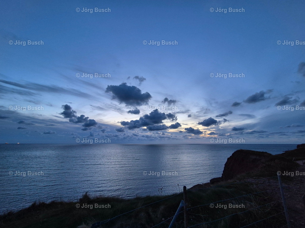 Wolken am westlichen Abendhimmel_weit | Dieser Shop bietet Fotos und Videos aus den Bereichen Fallschirmspringen, Landschaft und Luftbild - Realisiert mit Pictrs.com