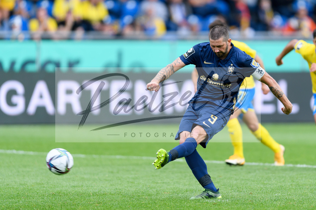 EBSTSV20210828_061 | Fussball, Herren: Sascha Moelders (TSV 1860 Muenchen) erzielt das Tor zum 0:1 beim Spiel der 3. Liga zwischen Eintracht Braunschweig und TSV 1860 Muenchen im Eintracht-Stadion am 28.08.2021 in Braunschweig, Deutschland.DFB / DFL REGULATIONS PROHIBIT ANY USE OF PHOTOGRAPHS AS IMAGE SEQUENCES AND/OR QUASI-VIDEO. - Realisiert mit Pictrs.com