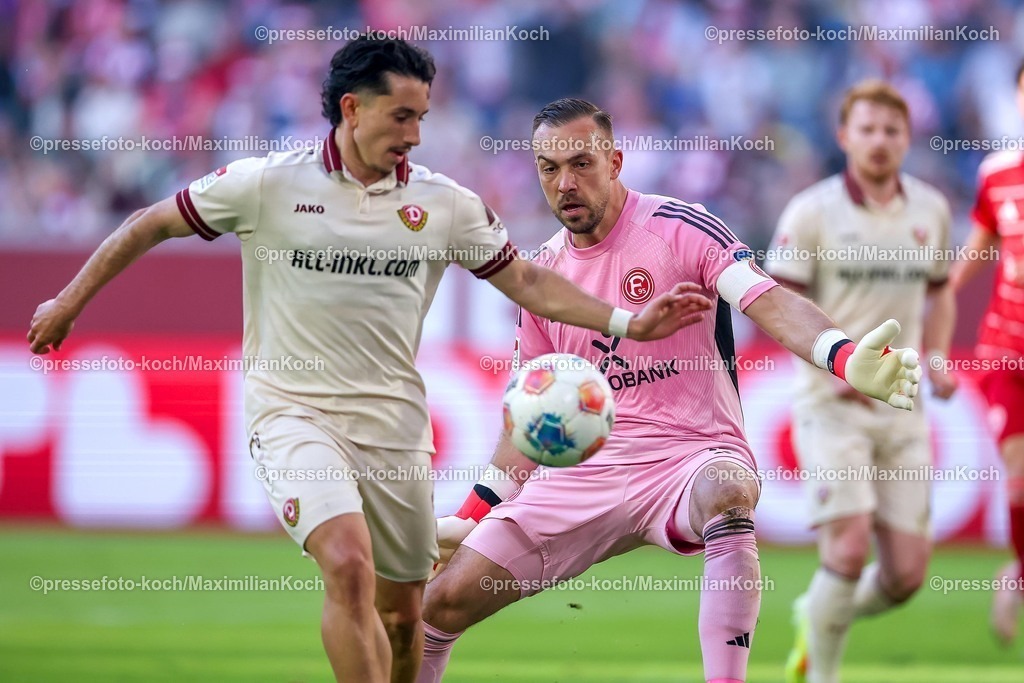 F9524042601033 | 24.04.2026, Fußball, Fortuna Düsseldorf - SC Dynamo Dresden, 2. Fußball Bundesliga, Herren, Merkur Spiel-Arena, 31. Spieltag, Saison 2025 2026: Christoph Daferner (Dynamo Dresden #33) verteidigt weit außerhalb des Tors im Zweikampf gegen  Jason Ceka (Dynamo Dresden #07)  DFB regulations prohibit any use of photographs as image sequences and or quasi-video.