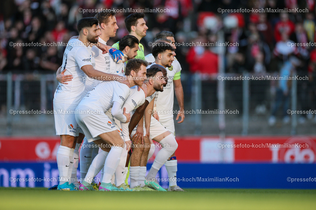 RWE10042401005 | 10.04.2024, Essen, Fußball, Niederrheinpokal Halbfinale, Stadion an der Hafenstraße, Rot-Weiss Essen – Ratingen 04/19:  Gruppenfoto Mannschaft Ratingen vor dem Spiel. 
DFB regulations prohibit any use of photographs as image sequences and or quasi-video.