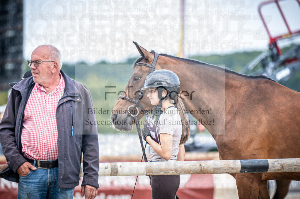 DOS_2249 | Entdecke hochwertige Reitturnierfotos von Foto Oger. Professionell, emotional und authentisch – jetzt Lieblingsmomente im Shop bestellen.Deutschlandweite Turnierfotografie. - Realisiert mit Pictrs.com