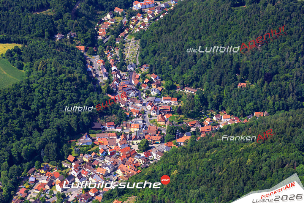 Die Luftaufnahme der Stadt Wirsberg wurde 2017 vom Flugzeug heraus erstellt ( keine Drohne )- hohe Auflösung für beste Qualität