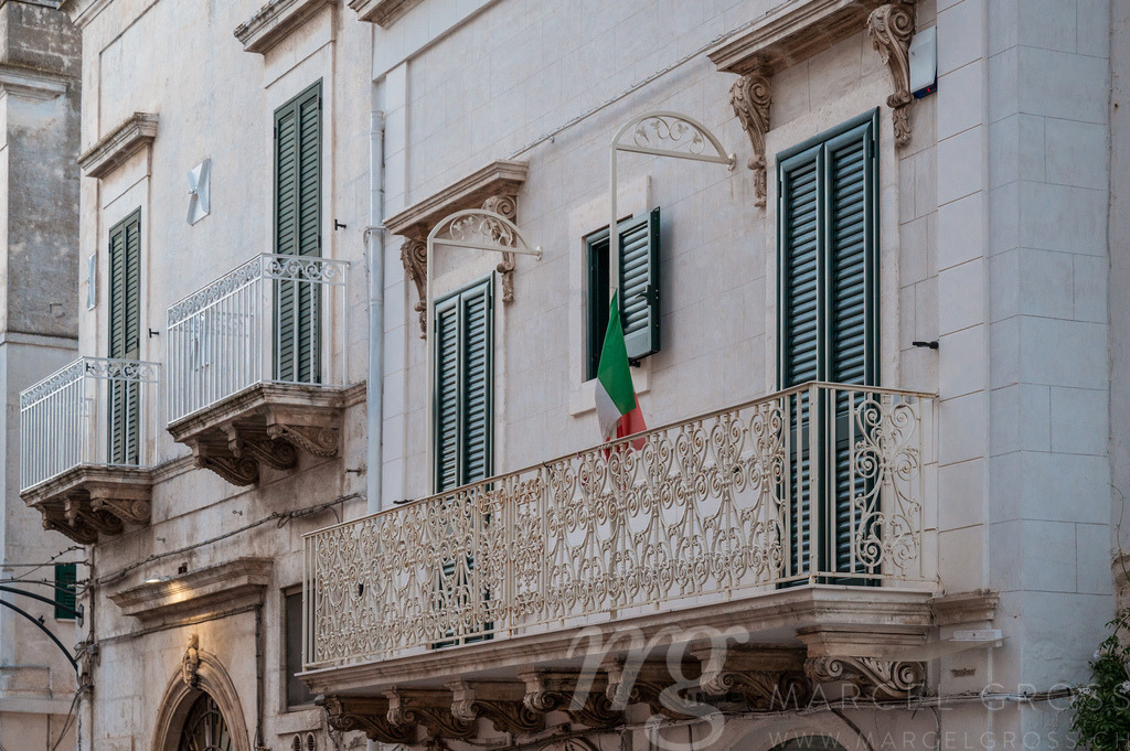 balcony in a narrow alley of Ostunis oldtown, Puglia | Die ideale Geschenkidee für Naturliebhaber. Naturbilder von Marcel Gross Photography für ihr Zuhause in den verschiedensten Formaten und Materialien. - Realisiert mit Pictrs.com