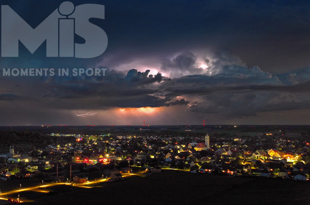 MIS_030822cm006.JPG | 10.09.2022, Spätsommer: Hitze und hohe Temperaturen, danach kommen schwere Gewitter. Blitze Zucken in den hohen Gewitterwolken am Himmel hinter Türkheim im Unterallgäu (Bayern).   - Realisiert mit Pictrs.com