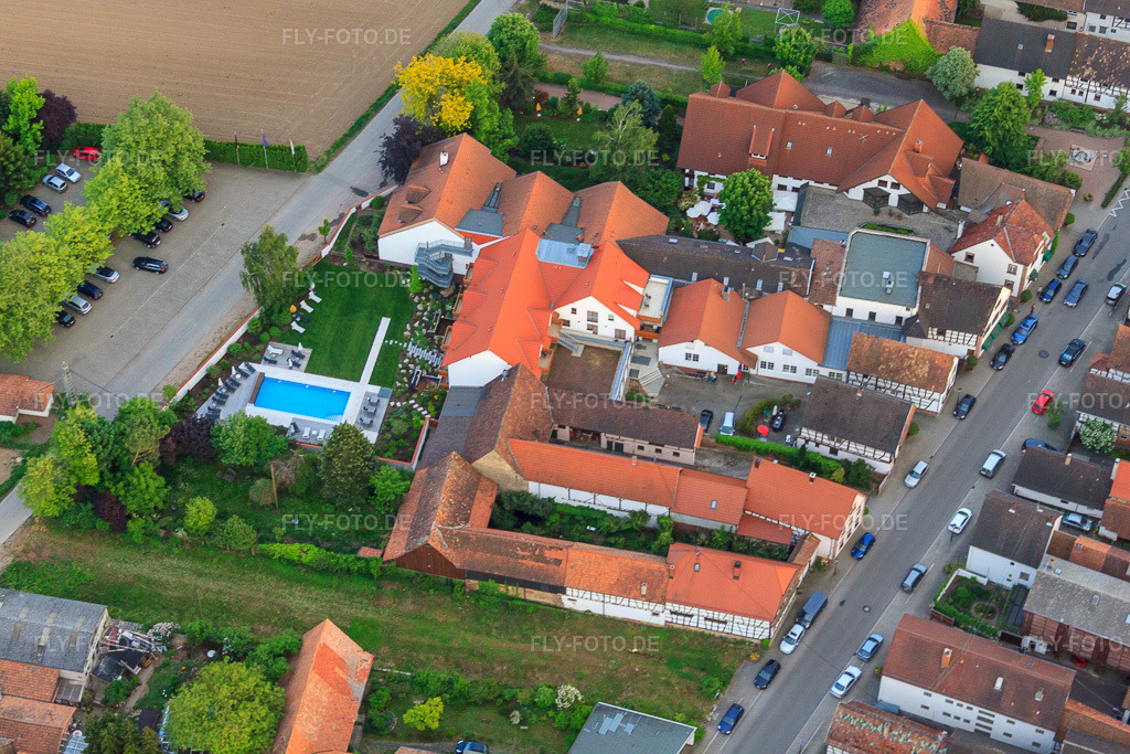 Luftbild: Pool und Parkplatz am Hayna Hotel Krone im Ortsteil Hayna in Herxheim im Bundesland Rheinland-Pfalz in Deutschland. Foto: IMG_40597.jpg vom 01.05.2011 durch Werner Riehm/FLY-FOTO.deWWW.HOTELKRONE.DE