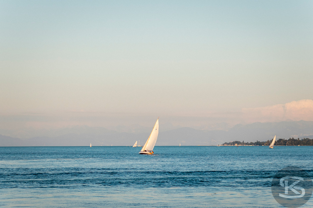 Bodenseebilder Galerie: Atemberaubende Fotos & Stimmungen | Entdecken Sie eine Sammlung stimmungsvoller Fotos vom Bodensee. Hochwertige Bilder von Sonnenauf- und -untergängen, Uferlandschaften, Booten und der Natur rund um den größten See Deutschlands. - Realisiert mit Pictrs.com