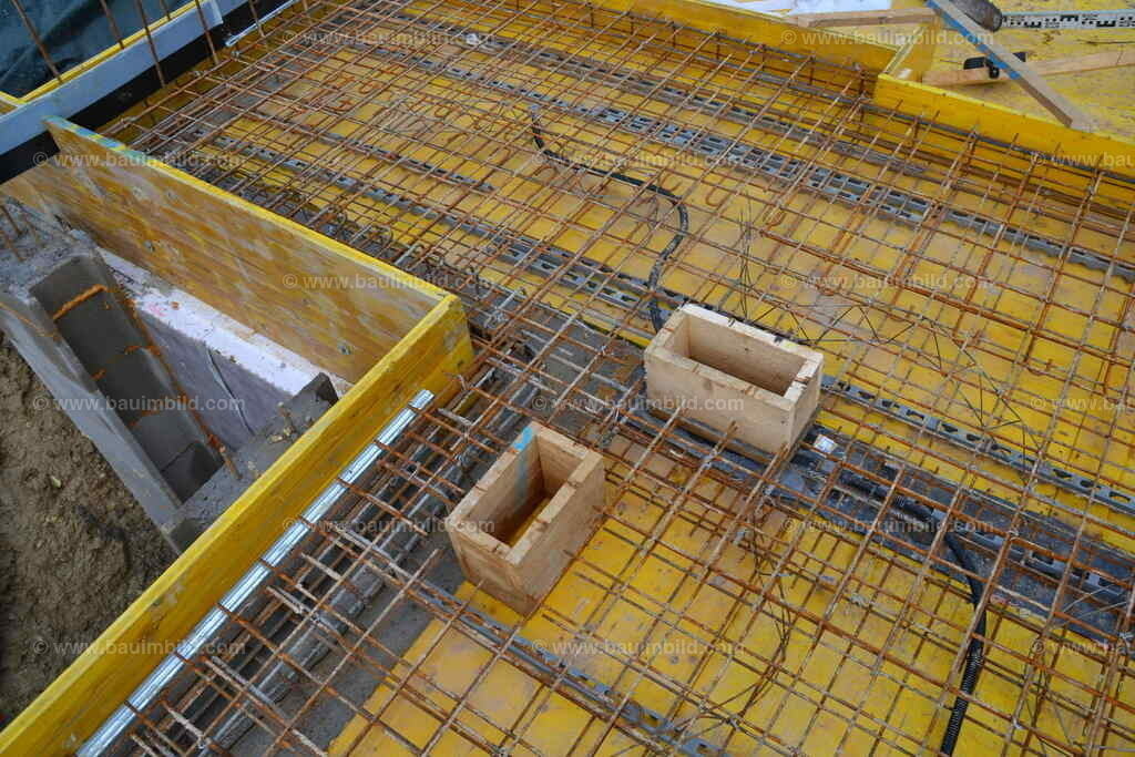 Betonierfertige Betondecke | Deckenschalung mit Bewehrung und abgeschalten Deckendurchbrüchen und Elektroleerrohren