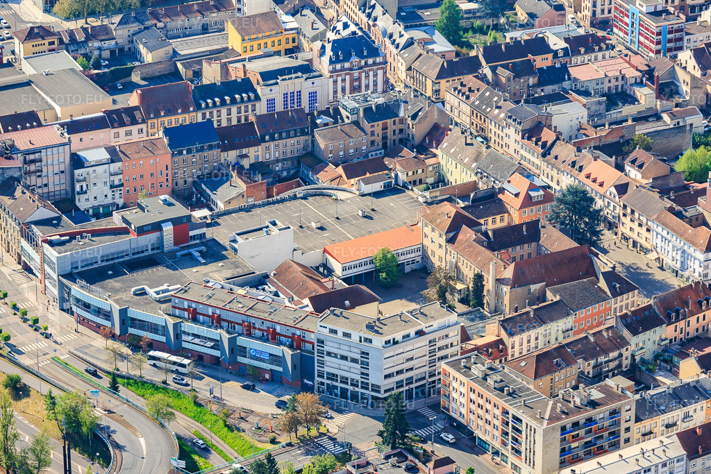 Vue aérienne: Parking Garage Rue du Maire Massing Garage au dessus du centre commercial Le Carré Louvain à Saargemünd dans le département Moselle, France.Photo: IMG_154549.jpg prise le 18/04/2026 par Werner Riehm/FLY-FOTO.euRésolution de l'original: 5615 x 3743 pxLe Carré Louvain Sarreguemines