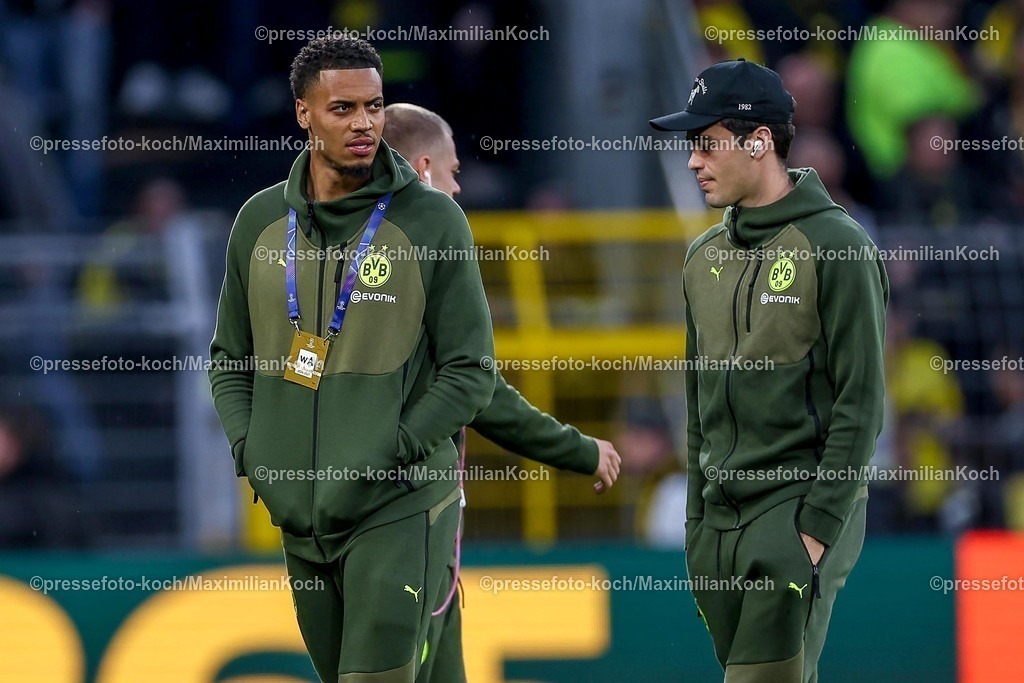 UCL1504251012 | 15.04.2025, Fußball, UEFA Champions League, Borussia Dortmund - FC Barcelona, BVB Stadion, Viertelfinale, Saison 2024 2025: Platzbegehung der Mannschaften vor dem Spiel. Felix Nmecha (BVB #8) Kjell Wätjen (BVB #38) Regulations prohibit any use of photographs as image sequences and or quasi-video.