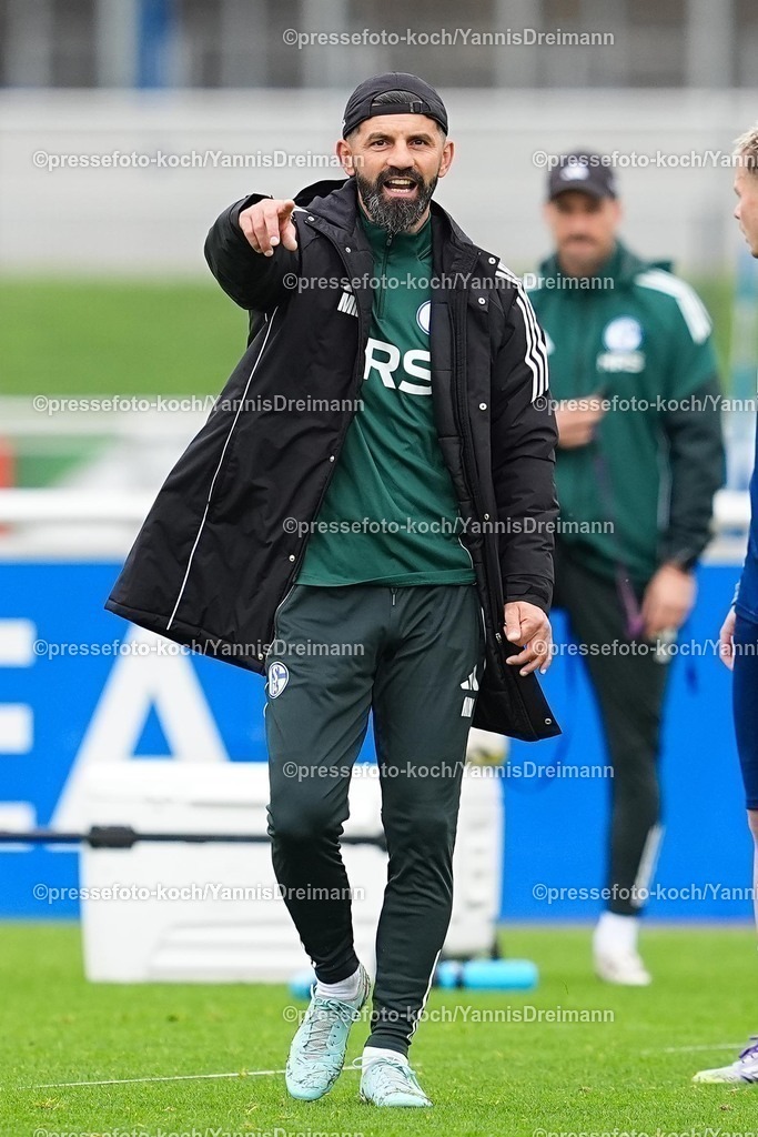 xYDR08102501066 | 08.10.2025, xydrx, Fußball, Öffentliches Training FC Schalke 04: Miron Muslic (Cheftrainer FC Schalke 04) gestikulierend