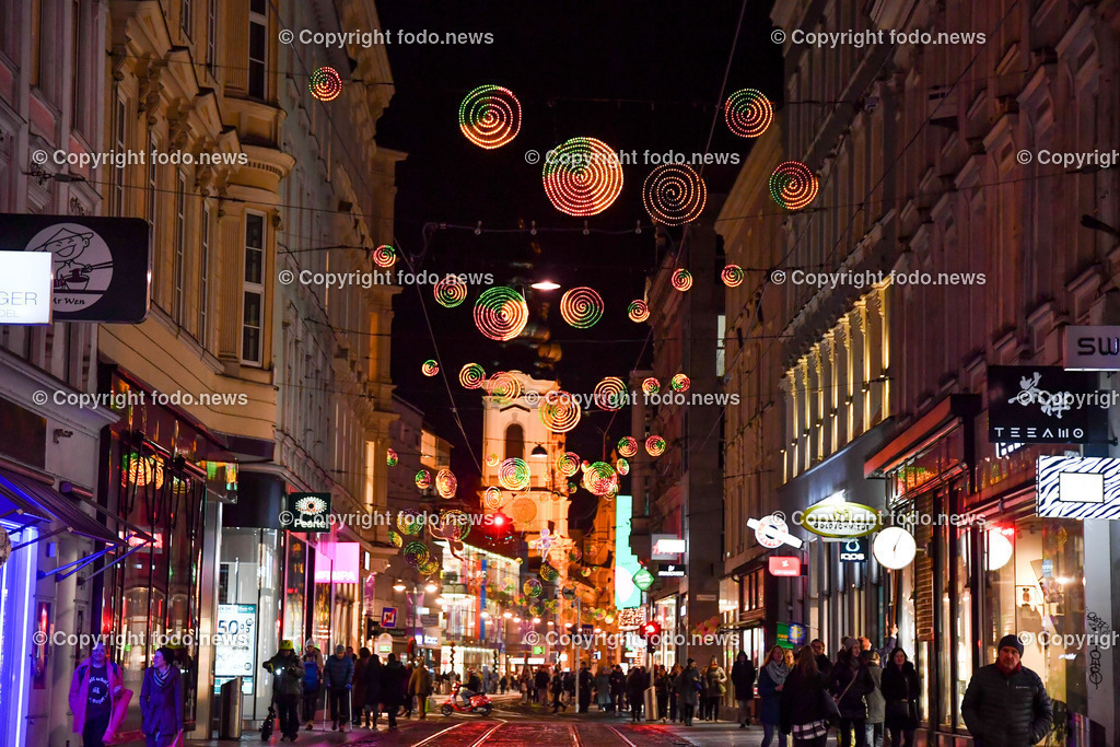 Landstrasse Linz_ Weihnachtsbeleuchtung 2022_ 23.11.2022-6 | 23.11.2022, Landstrasse Linz, AUT, Weihnachten 2022, im Bild Weihnachtsbeleuchtung, Weihnachten, Shopping, Einkauf, Geschenke, Menschen, Adventszeit, Advent, Freude