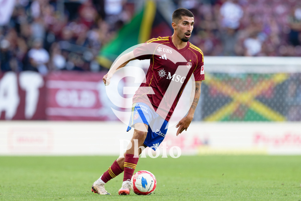 Brack Super League - Servette FC v FC Saint-Gall | Alexis Antunes (10 Servette FC) controls the ball (action) during the Brack Super League match between Servette FC and FC Saint-Gall at Stade de Geneve in Geneva, Switzerland