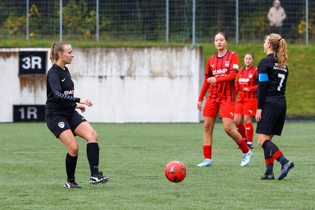 FCHHOH_251005_7028 | 1.FC Heidenheim 1846 II vs. SGM Hohenmemmingen/Sontheim, Fußball, Frauen, Bezirksliga, 2025/2026, 4. Spieltag, 05.10.2025 in Heidenheim, Kunstrasen b. Voith-Arena West(Foto: Michael Bulling) - Realisiert mit Pictrs.com
