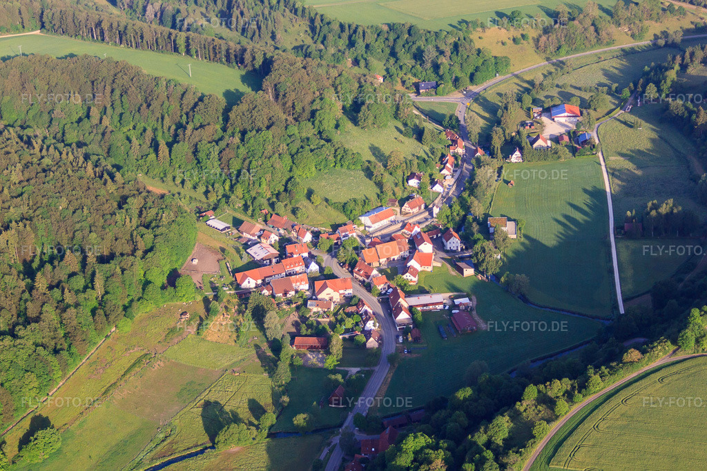 Luftbild: Dorfansicht auf der Alb aus Osten an der Großen Lauter im Ortsteil Wasserstetten in Gomadingen im Bundesland Baden-Württemberg in Deutschland. Foto: IMG_67627.jpg vom 09.06.2014 durch Werner Riehm/FLY-FOTO.de