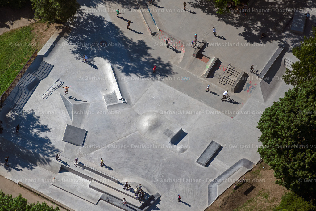 4033951 | FREIBURG IM BREISGAU 30.06.2020 Skatepark und Skatebahn im Dietenbachpark in Freiburg im Breisgau im Bundesland Baden-Württemberg, Deutschland. // Route of the cycle path and the skating rink in Dietenbachpark in Freiburg im Breisgau in the state Baden-Wuerttemberg, Germany. Foto: Gerhard Launer