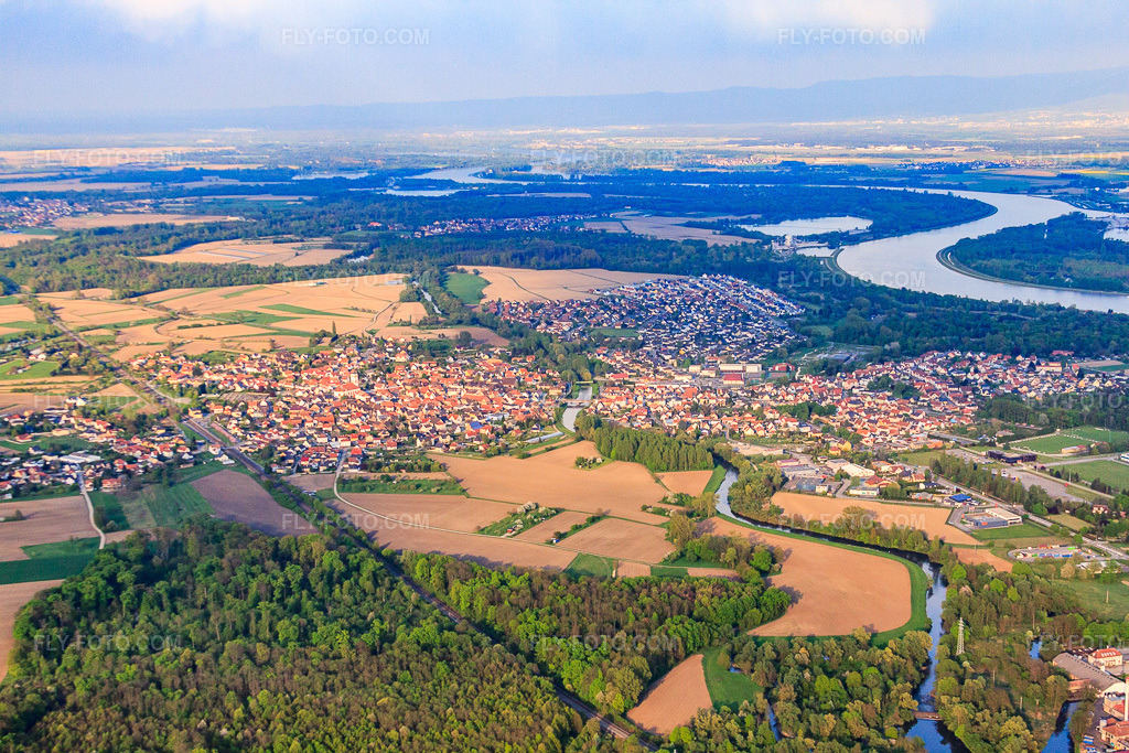 Aerial view: Local view from the southwest on both sides of the Moder in Drusenheim in the state Bas-Rhin, France.Photo: IMG_39535.jpg taken on 04/14/2011 by Werner Riehm/FLY-FOTO.comResolution of the original: 4752 x 3168 px