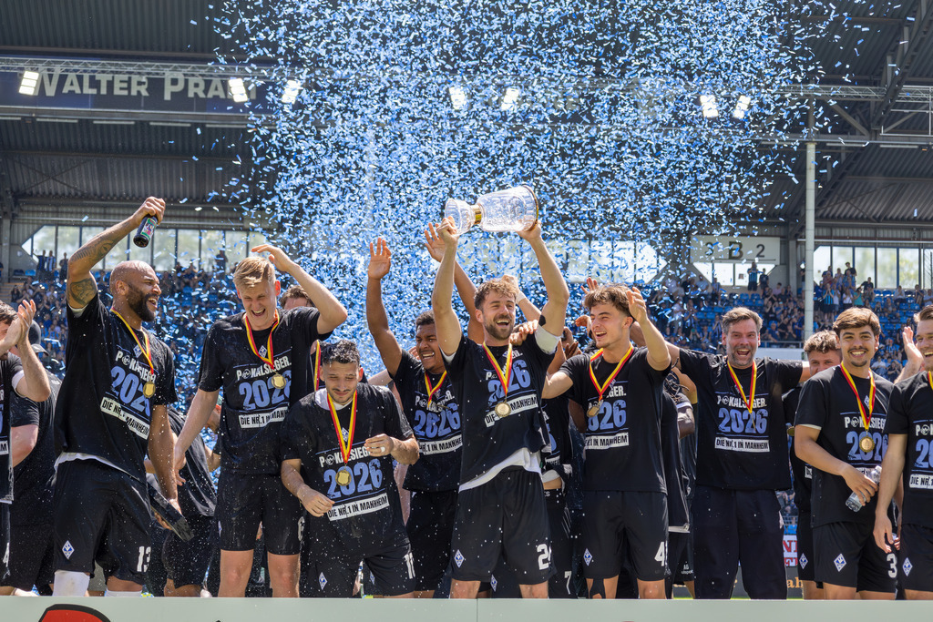 Fußball, Badischer Pokal 2025/26, Finale: VfR Mannheim gegen Waldhof Mannheim | Fußball, Badischer Pokal 2025/26, Finale: VfR Mannheim gegen Waldhof Mannheim***Jubel bei den Spielern vom SV Waldhof nach der Pokalübergabe. Waldhof ist nach dem 3:0-Sieg Pokalsieger - Realisiert mit Pictrs.com