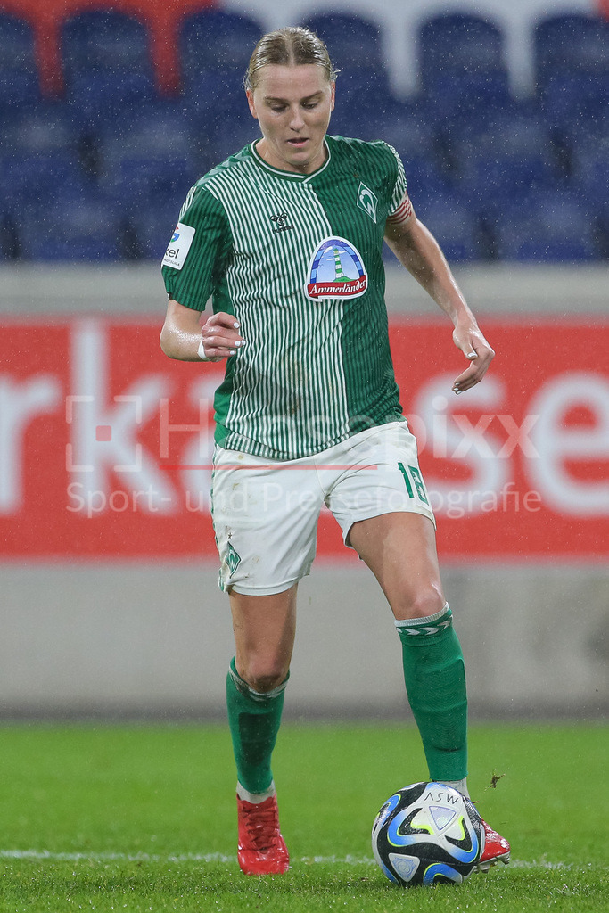 Fussball, Google Pixel Frauen-Bundesliga, MSV Duisburg - SV Werder Bremen | v.li.: Lina Hausicke (SV Werder Bremen, 18) am Ball, Freisteller, Einzelbild, Ganzkörper, Aktion, Action, Spielszene, DIE DFB-RICHTLINIEN UNTERSAGEN JEGLICHE NUTZUNG VON FOTOS ALS SEQUENZBILDER UND/ODER VIDEOÄHNLICHE FOTOSTRECKEN. DFB REGULATIONS PROHIBIT ANY USE OF PHOTOGRAPHS AS IMAGE SEQUENCES AND/OR QUASI-VIDEO.